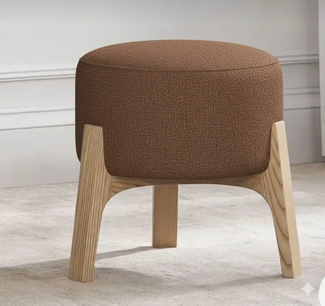 Пуфик Lulu Ottoman — мягкий, круглый,на деревянных ножках. Цвет на выбор, производитель —Mgold, Львов.